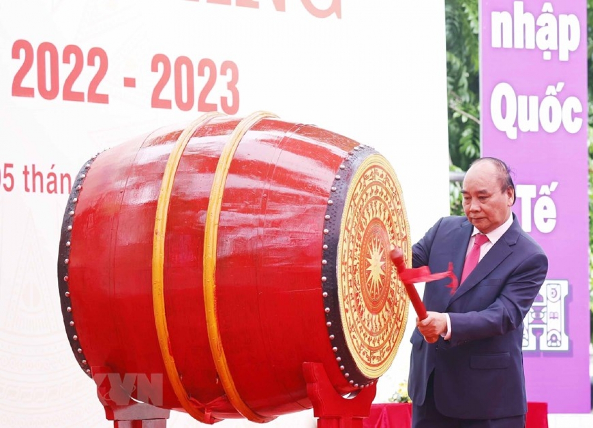 Chủ tịch nước đánh trống Khai giảng năm học 2022-2023 của Trường THPT Chuyên Khoa học Tự nhiên. (Ảnh: TTXVN)