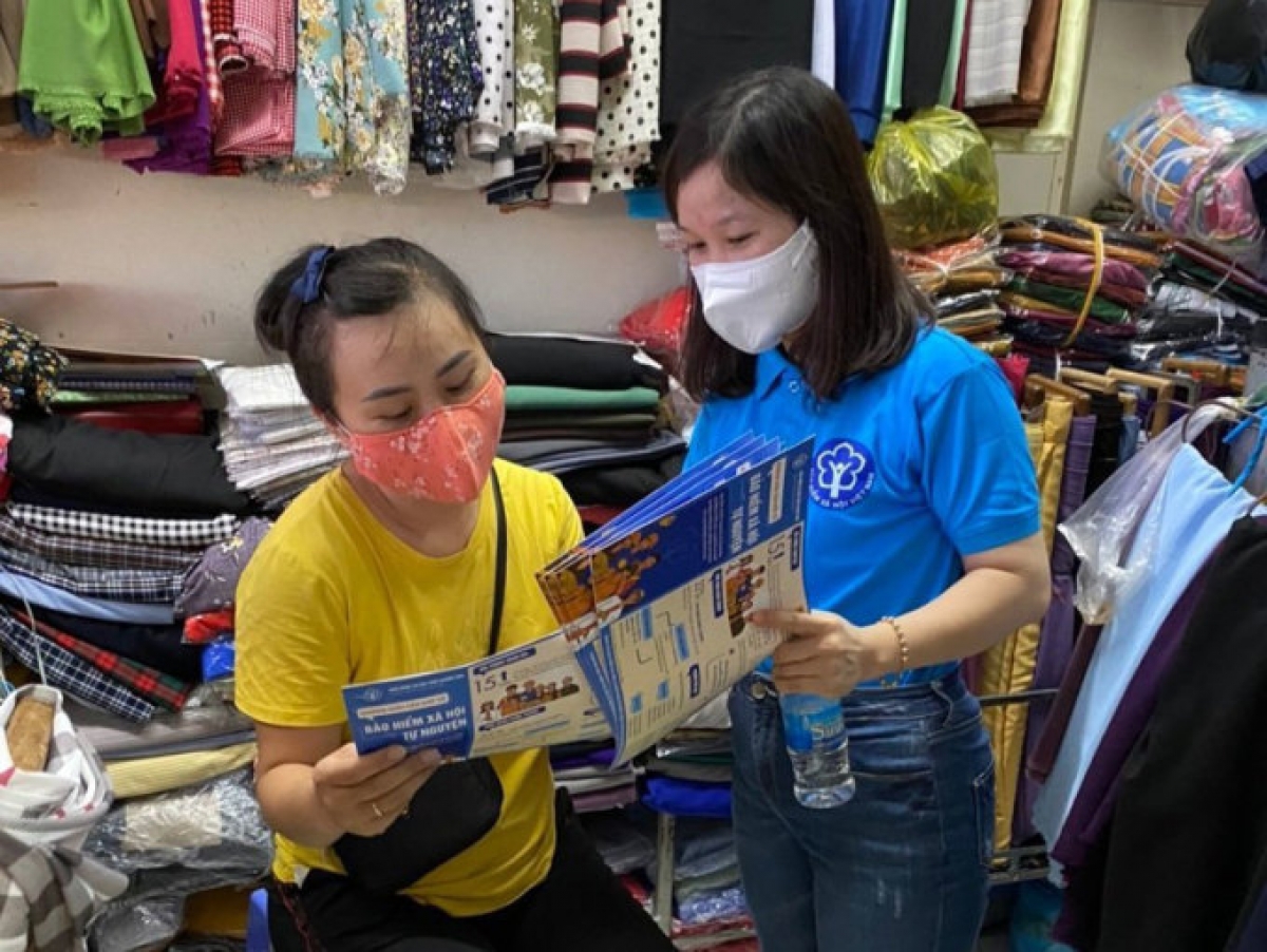 Cán bộ bảo hiểm tư vấn cho người lao động về lợi ích khi tham gia BHXH tự nguyện