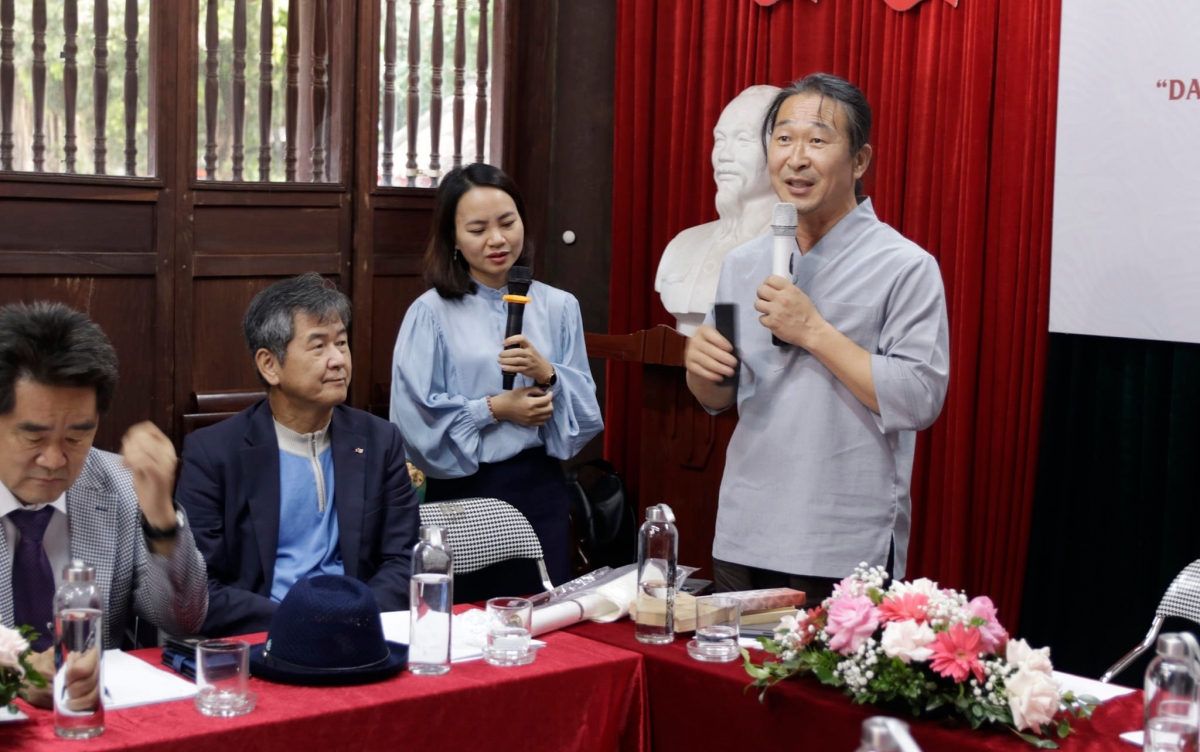 Nghệ nhân Boryeong giới thiệu một số đồ dùng trong thư pháp như: mực, bút lông, nghiên mực và giấy truyền thống của Hàn Quốc. (Ảnh: BTC)