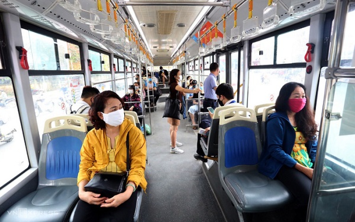 Thực hiện đeo khẩu trang phòng Covid-19 trên xe bus