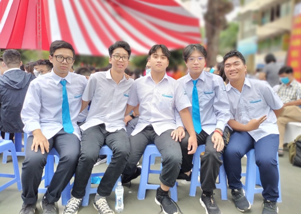 Học sinh trường THPT Chuyên Khoa học Tự nhiên (Đại học Khoa học tự nhiên, ĐHQG Hà Nội)
rạng rỡ trong ngày khai giảng năm học mới