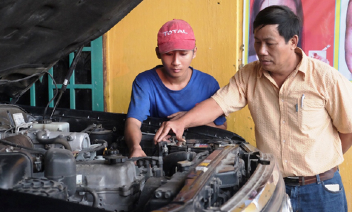 Cựu chiến binh Trần Nhật Minh chỉ bảo nghề cho học sinh
