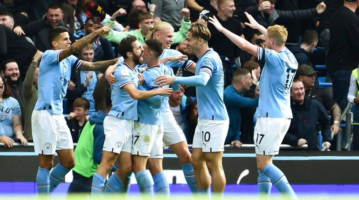 Các cầu thủ Man City đua nhau công phá khung thành thủ môn David De Gea (Ảnh: Internet)