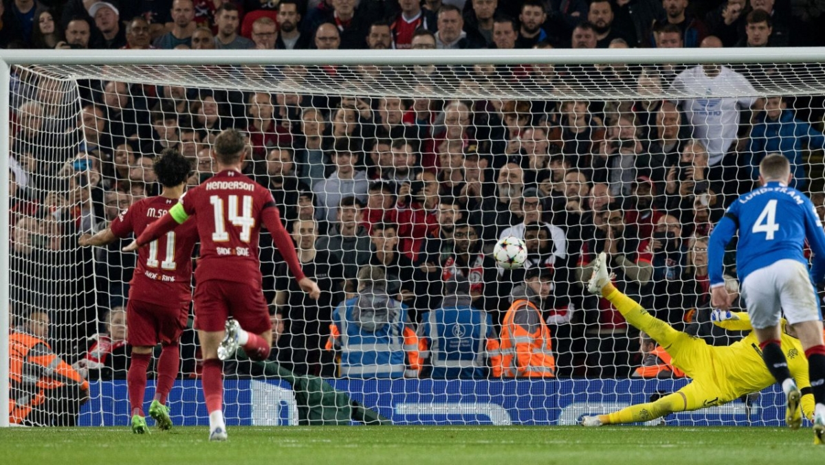 Mohamed Salah dễ dàng đánh lừa được thủ môn Allan McGregor (Ảnh: Internet)