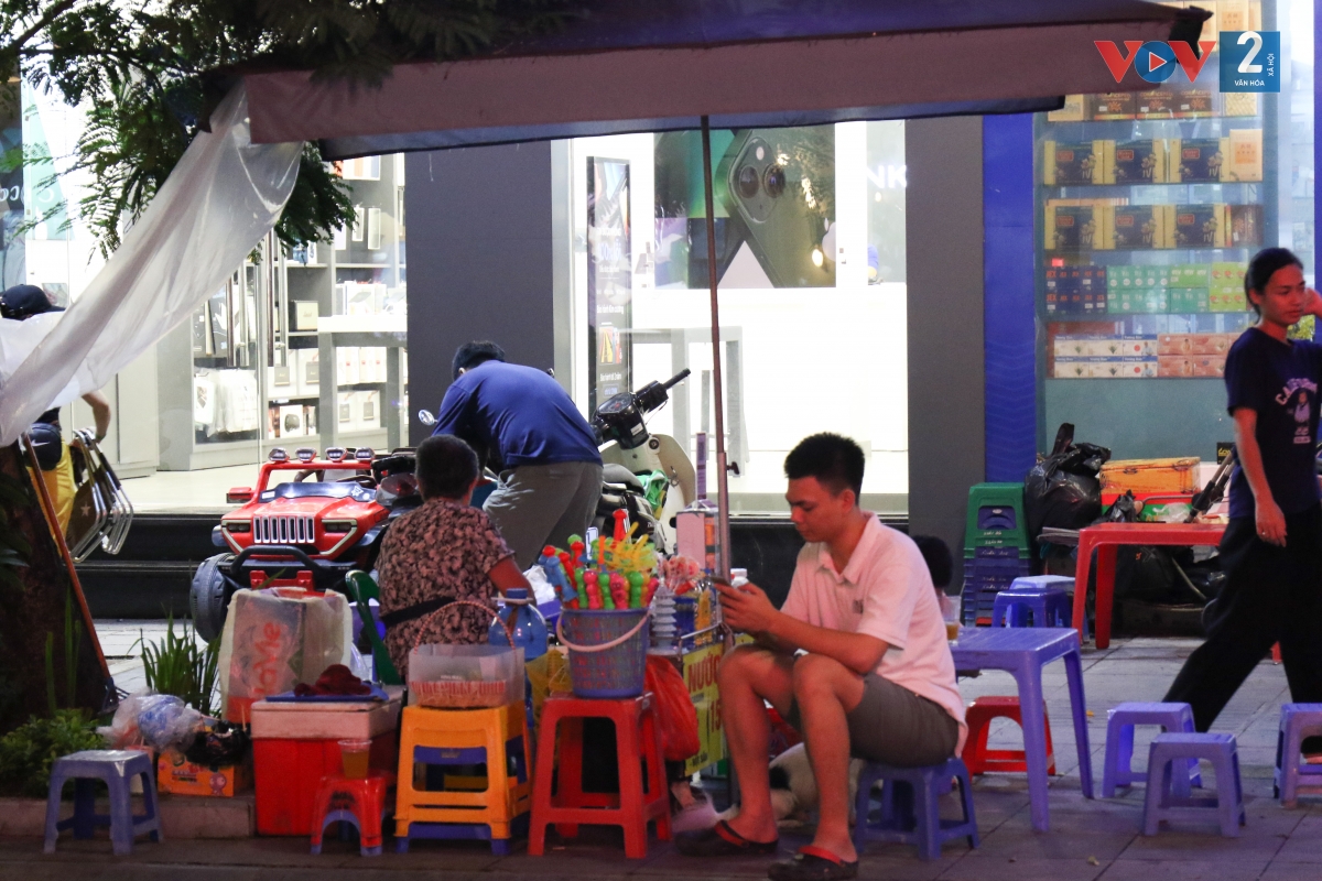 Tận dụng vỉa hè, các quán nước, trà đá... bán hàng từ chiều đến tối muộn.