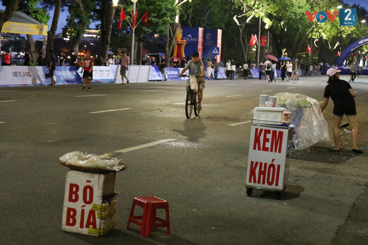 Xe đạp, xe máy lưu thông trong không gian đi bộ Hồ Gươm.