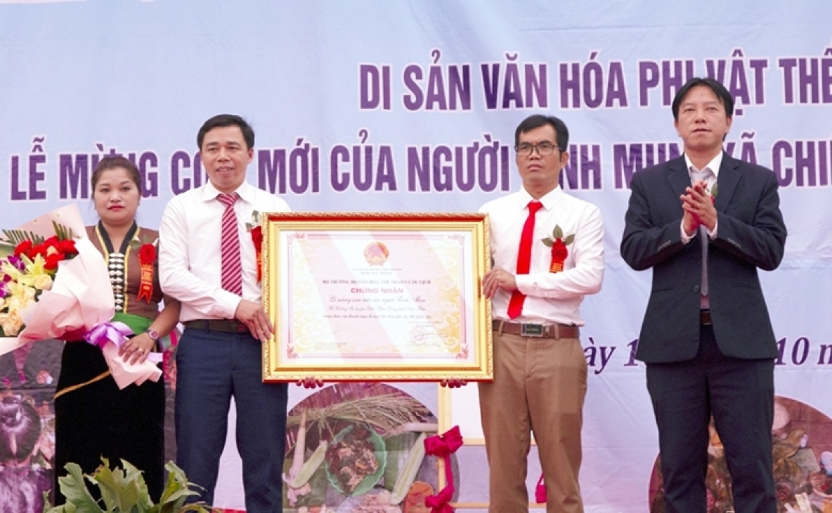 Trao Chứng nhận Di sản Văn hóa phi vật thể Quốc gia đối với Lễ mừng cơm mới của người Xinh Mun