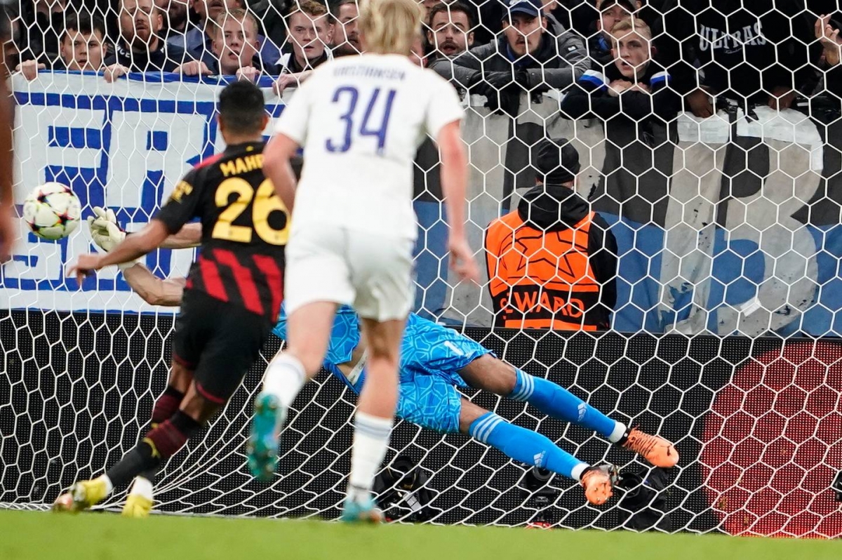 Riyad Mahrez có lỗi lớn với Man City khi thì để bóng chạm tay, lúc lại đá hỏng penalty (Ảnh: Internet)