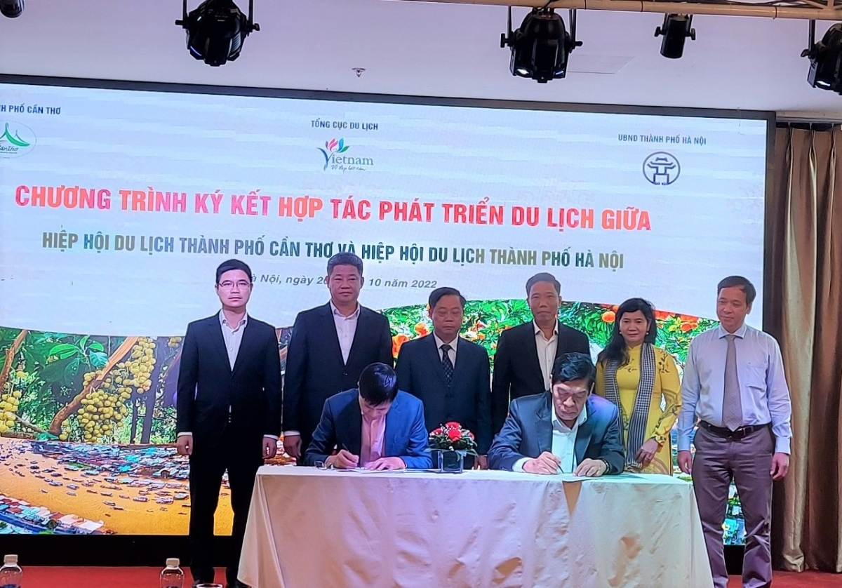 Lễ ký kết hợp tác giữa Hiệp hội Du lịch TP. Cần Thơ và Hiệp hội Du lịch TP. Hà Nội