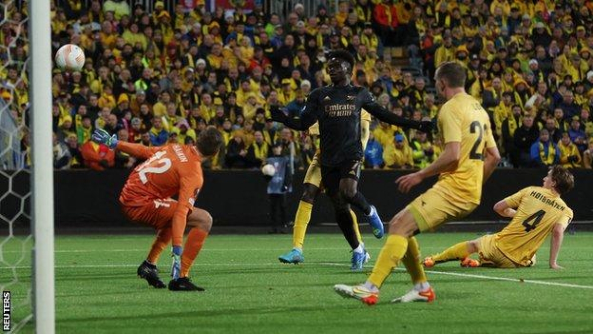 Bukayo Saka lập công cho Arsenal (Ảnh: Reuters)
