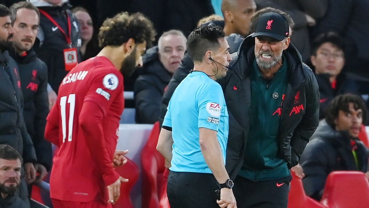 HLV Jurgen Klopp lĩnh thẻ đỏ do phản ứng với việc điều hành của các trọng tài (Ảnh: Internet)