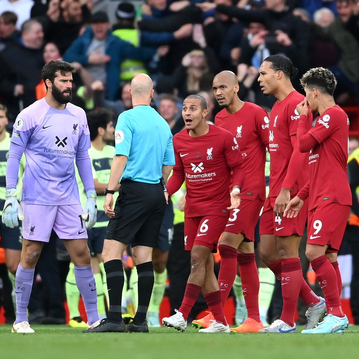 Các cầu thủ Liverpool khiếu nại với trọng tài Anthony Taylor (Ảnh: Internet)