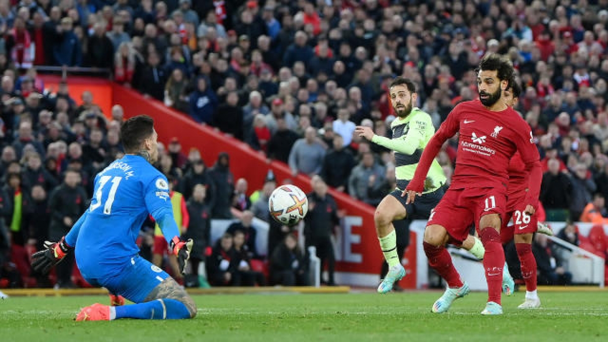 Mohamed Salah đưa bóng qua tầm với của thủ môn Ederson (Ảnh: Internet)