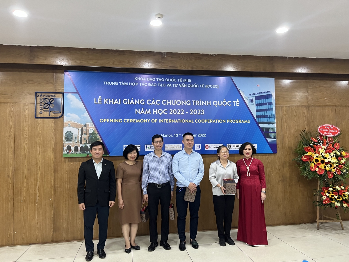 PGSTS Nguyễn Hoàng Giang - Phó Hiệu trưởng Trường ĐH Xây dựng Hà Nội (người đầu tiên từ trái sang) và TS Tạ Quỳnh Hoa (người đứng ngoài cùng bên phải ) tặng quà cho các đối tác