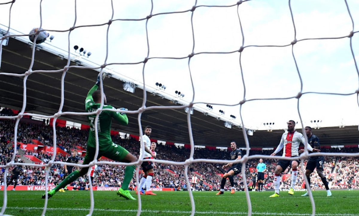 Granit Xhaka sút tung lưới thủ môn Gavin Bazunu (Ảnh: Internet)