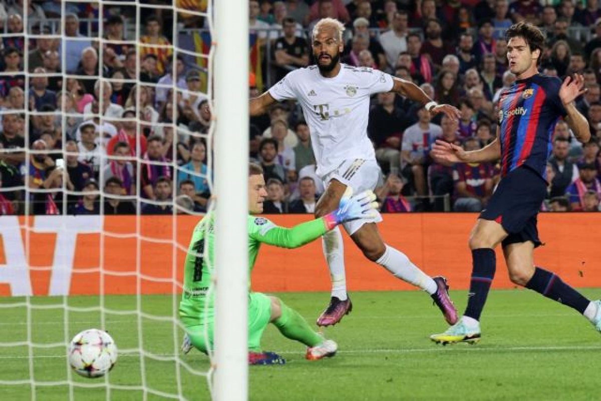 Eric Maxim Choupo Moting chọc thủng lưới thủ môn Stegen (Ảnh: Internet)