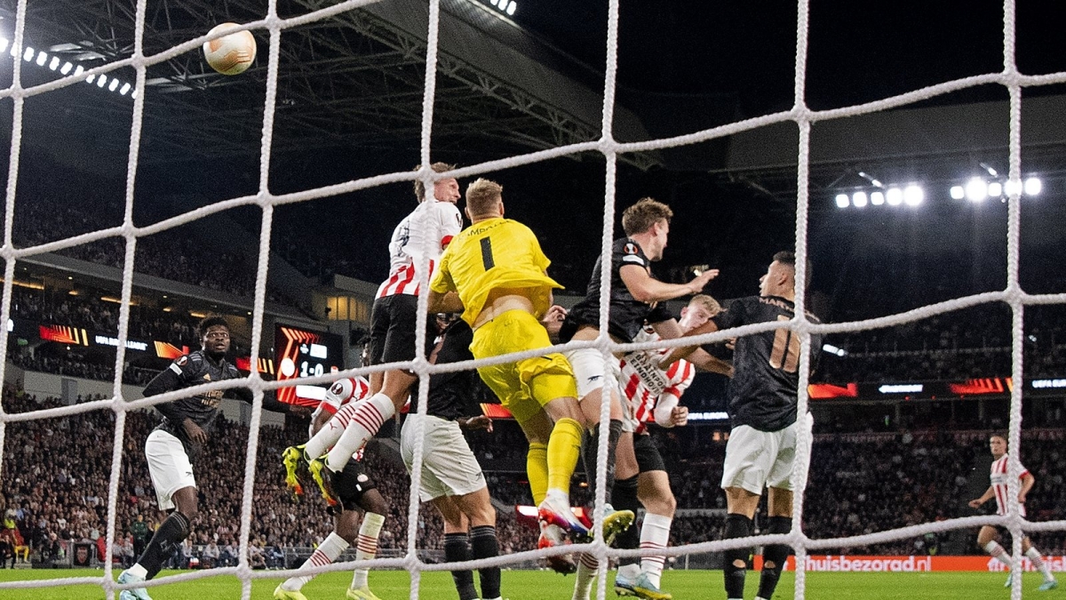 PSV Eindhoven đánh bại Arsenal tại sân Philips (Ảnh: Internet)