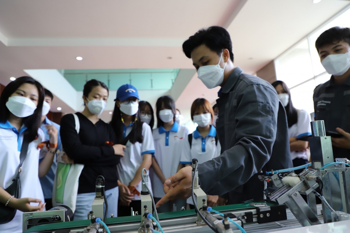 Sinh viên Trường Cao đẳng công nghệ Quốc tế LILAMA2, Đồng Nai trải nghiệm mô hình nhà máy 4.0
