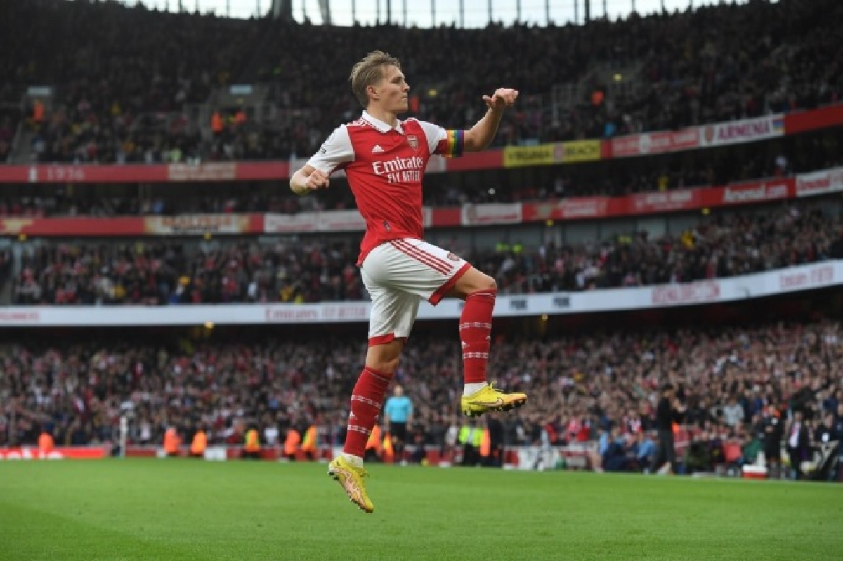 Martin Odegaard mang về bàn thắng thứ năm cho Arsenal (Ảnh: Internet)