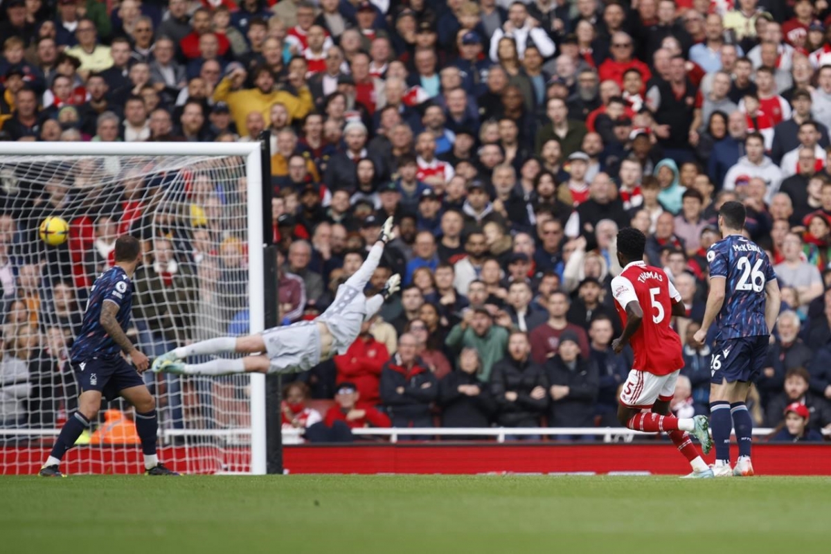 Thomas Partey (số 5) tung cú sút xa hiểm hóc làm bó tay thủ môn Dean Henderson (Ảnh: Internet)