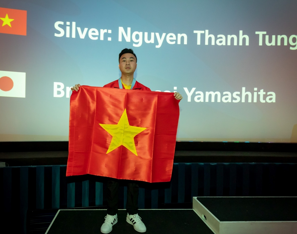 Thí sinh Nguyễn Thanh Tùng giành huy chương Bạc nghề Phay CNC