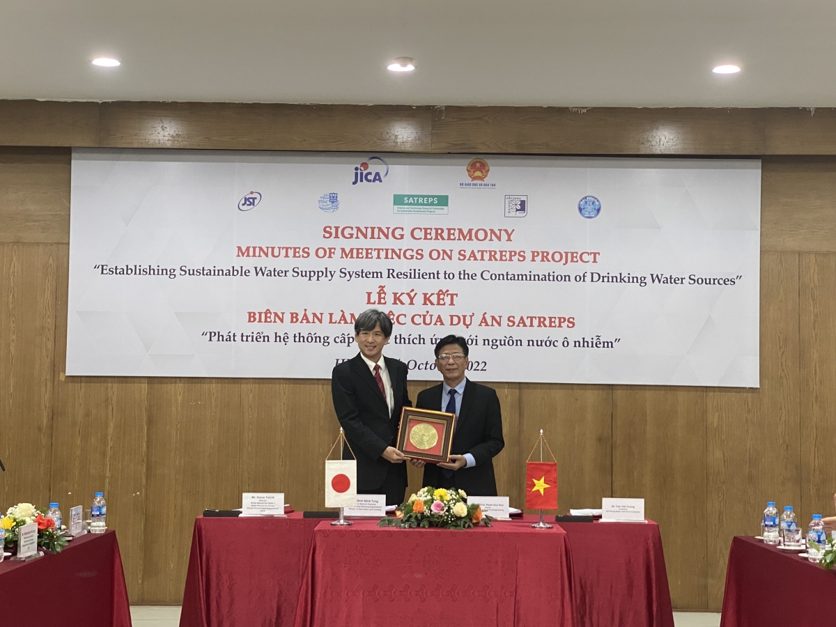 PGS.TS Phạm Duy Hoà tặng quà lưu niệm cho đối tác Nhật bản - ông Inoue Yoichi, Trưởng phòng, Phòng Tài nguyên nước số 1, Nhóm Tài nguyên nước, Cơ quan Hợp tác Quốc tế Nhật Bản JICA, Trưởng đoàn công tác.