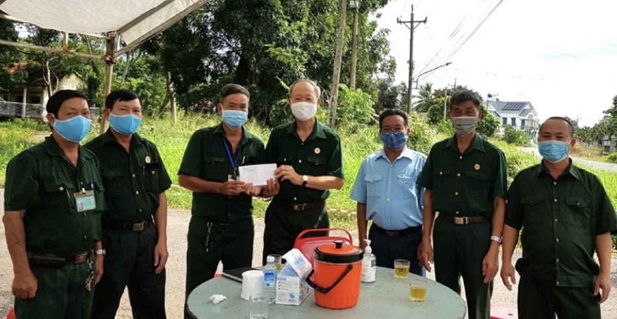 Lãnh đạo Hội Cựu chiến binh thành phố Đồng Xoài tặng quà cựu chiến binh xã Tân Thành trực chốt