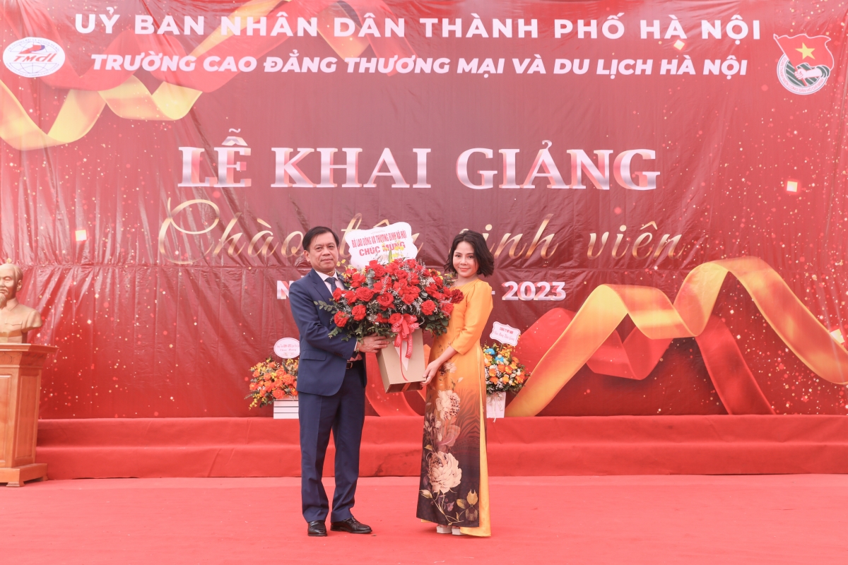Thứ trưởng Bộ LĐ-TB&XH Nguyễn Bá Hoan tặng hoa chúc mừng nhà trường