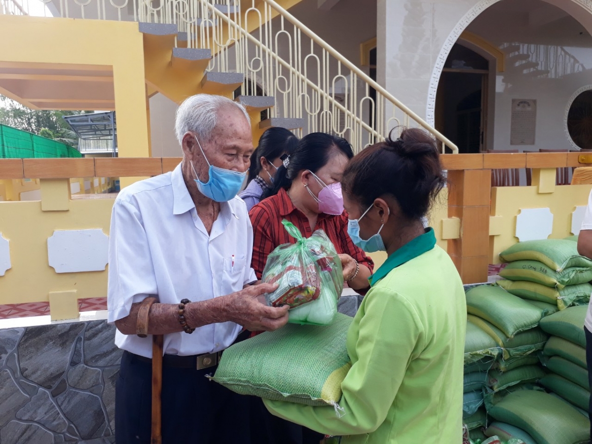 Cụ Trần Cang ủng hộ cho các hộ nghèo