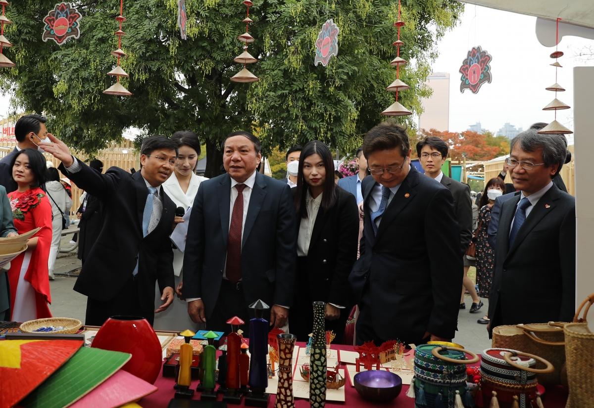 Bộ trưởng Bộ VHTTDL Việt Nam Nguyễn Văn Hùng và Bộ trưởng Bộ VHTTDL Hàn Quốc Park Bo Gyun thăm Không gian Văn hóa Việt Nam
