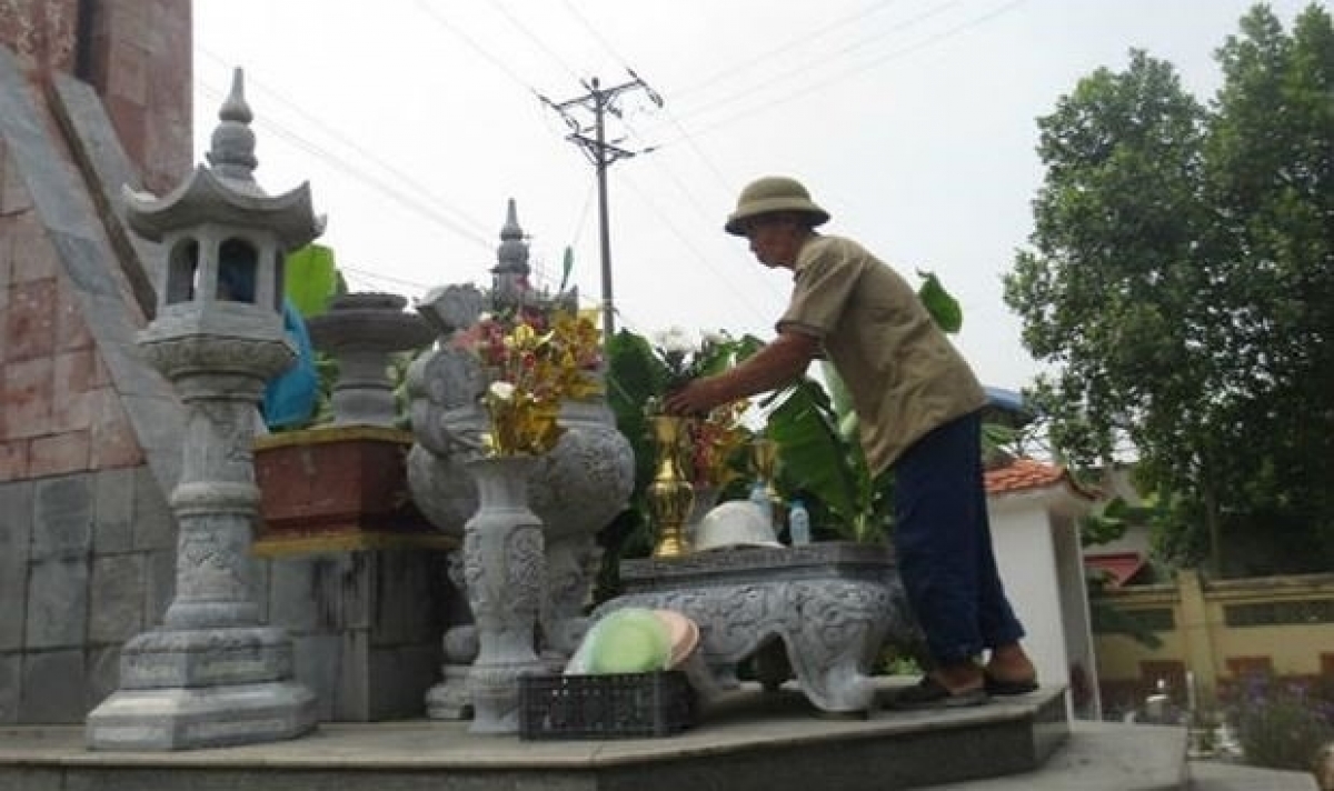 Ông Lý đang thắp hương tại nghĩa trang liệt sỹ
