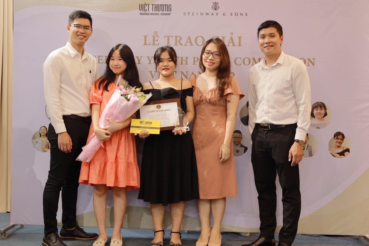 Cô Nguyễn Thị Mỹ Dung (thứ hai từ bên phải) và em Nguyễn Đỗ Anh Thư (đứng giữa)