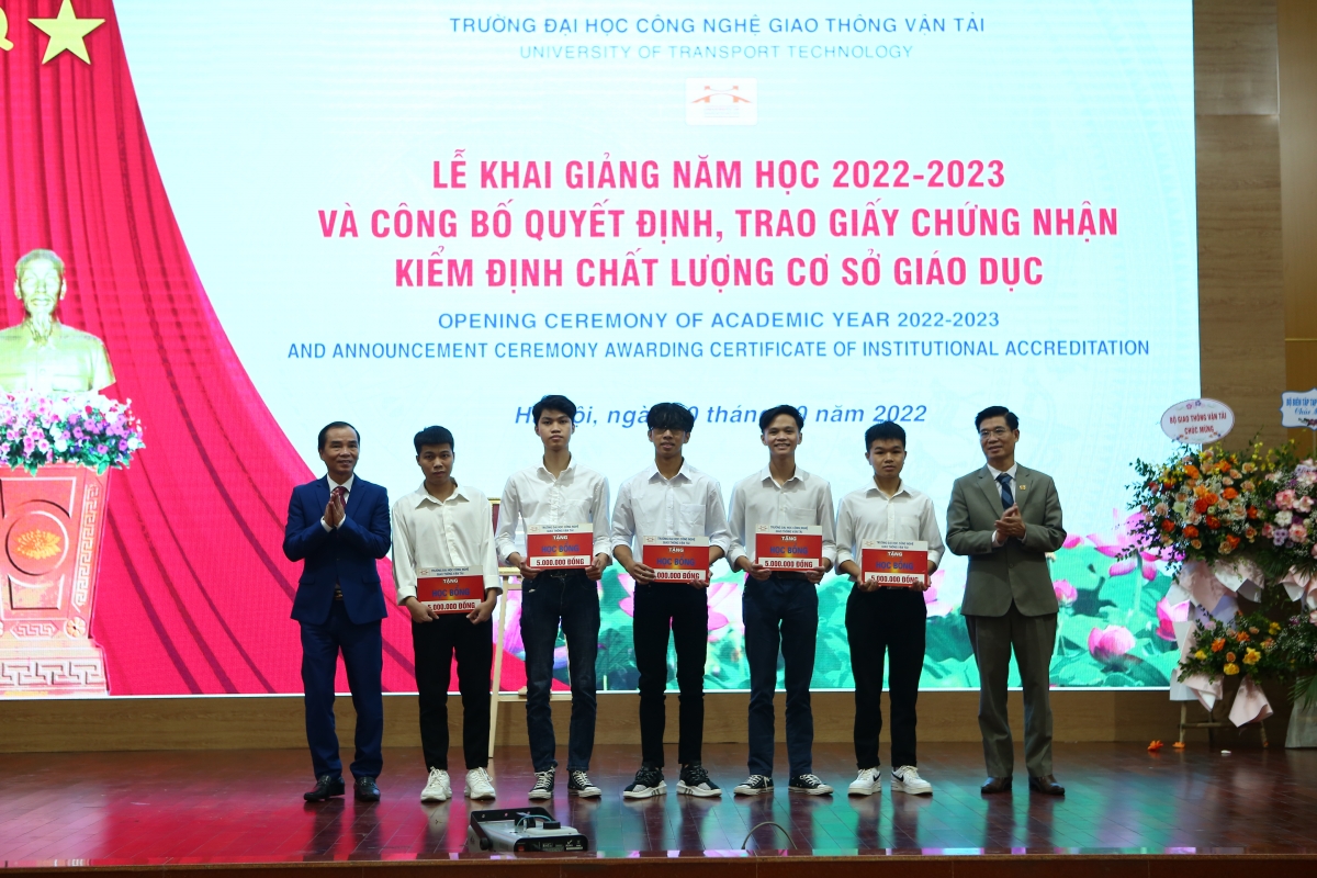 5 sinh viên có thành tích xuất sắc được trao học bổng