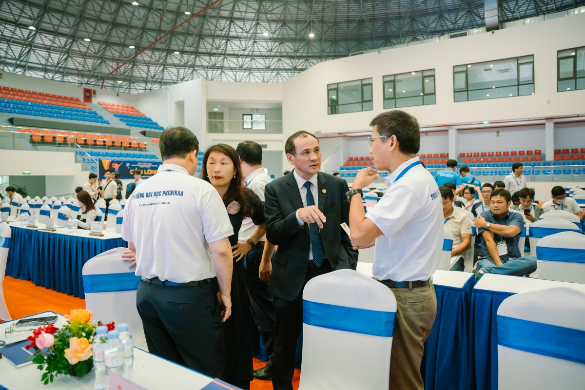 GS.TS Nguyễn Trung Việt, Phó hiệu trưởng trường Đại học Thủy Lợi (đứng giữa) đang trao đổi với các đồng nghiệp trường Đại học Phenikaa