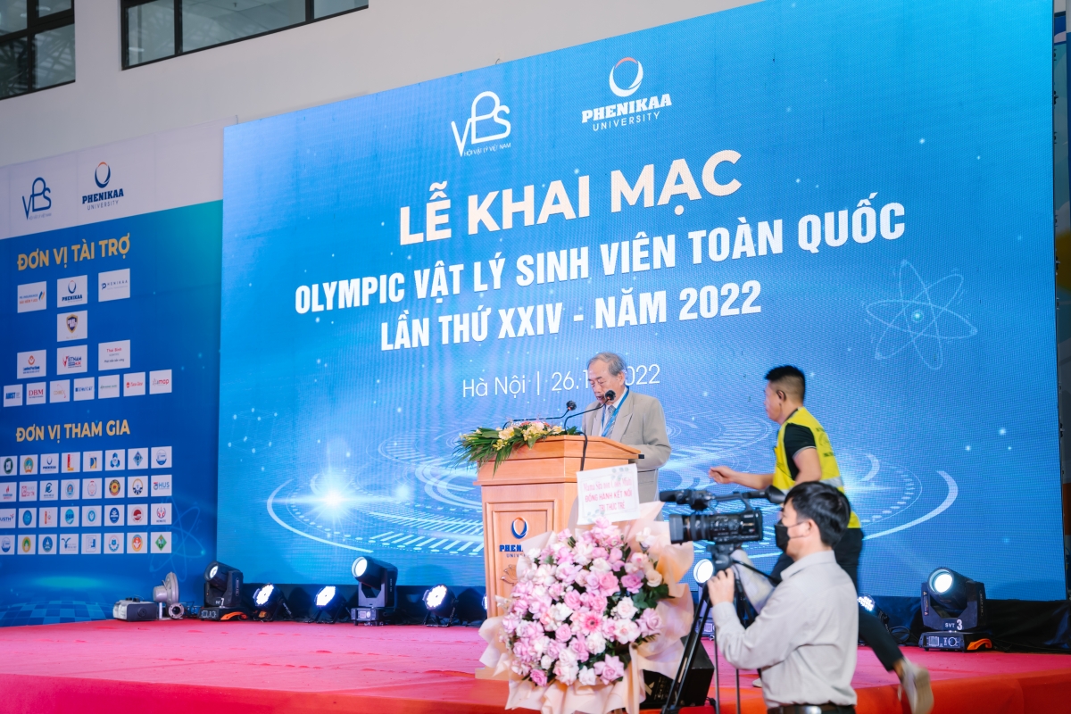 PGS.TS Chu Đình Thúy - Phó Chủ tịch thường trực Hội Vật lý Việt Nam phát biểu khai mạc