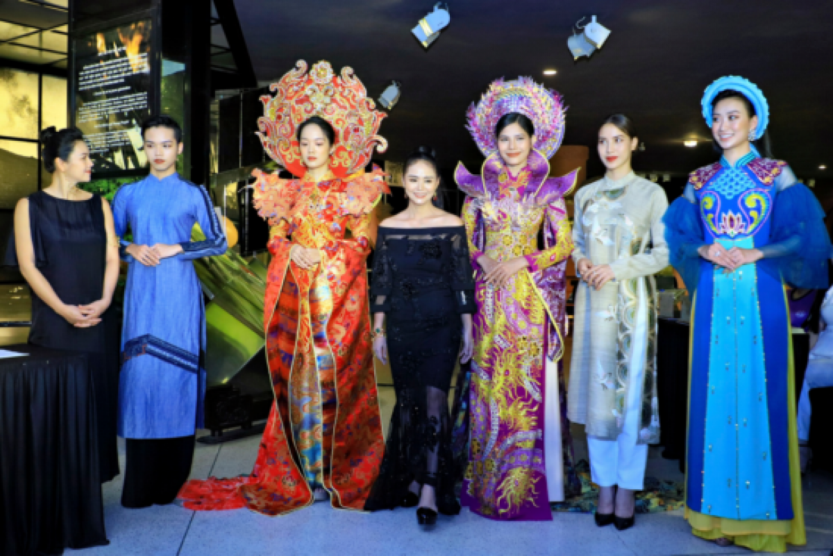 Mỗi bộ sưu tập được lấy ý tưởng, cảm hứng về các giá trị văn hóa, nghệ thuật truyền thống đều được các nhà thiết kế làm riêng để trình diễn trong show lần này.