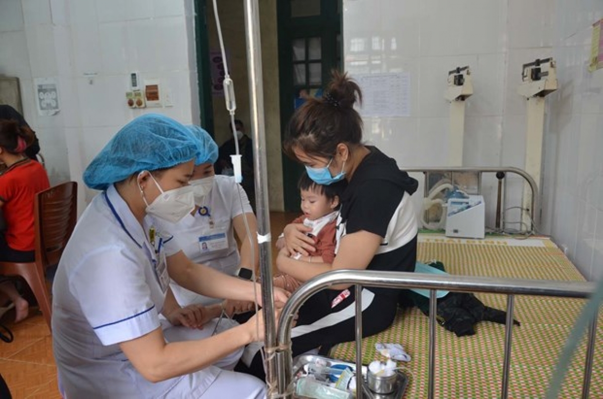 Khoa Nhi của Trung tâm Y tế huyện Chợ Đồn quá tải bệnh nhân nhi do dịch sốt.