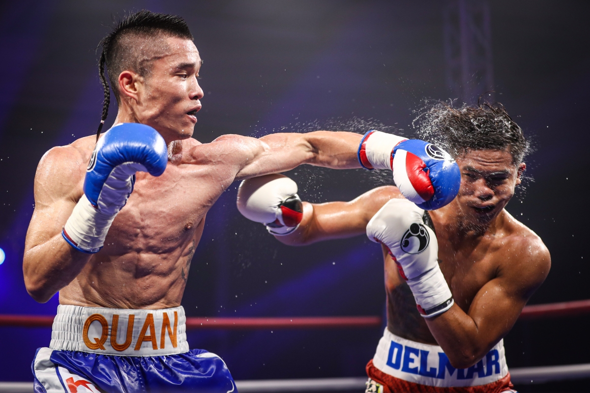 Đinh Hồng Quân (trái) - võ sĩ đầu tiên của Việt Nam sở hữu đai IBF