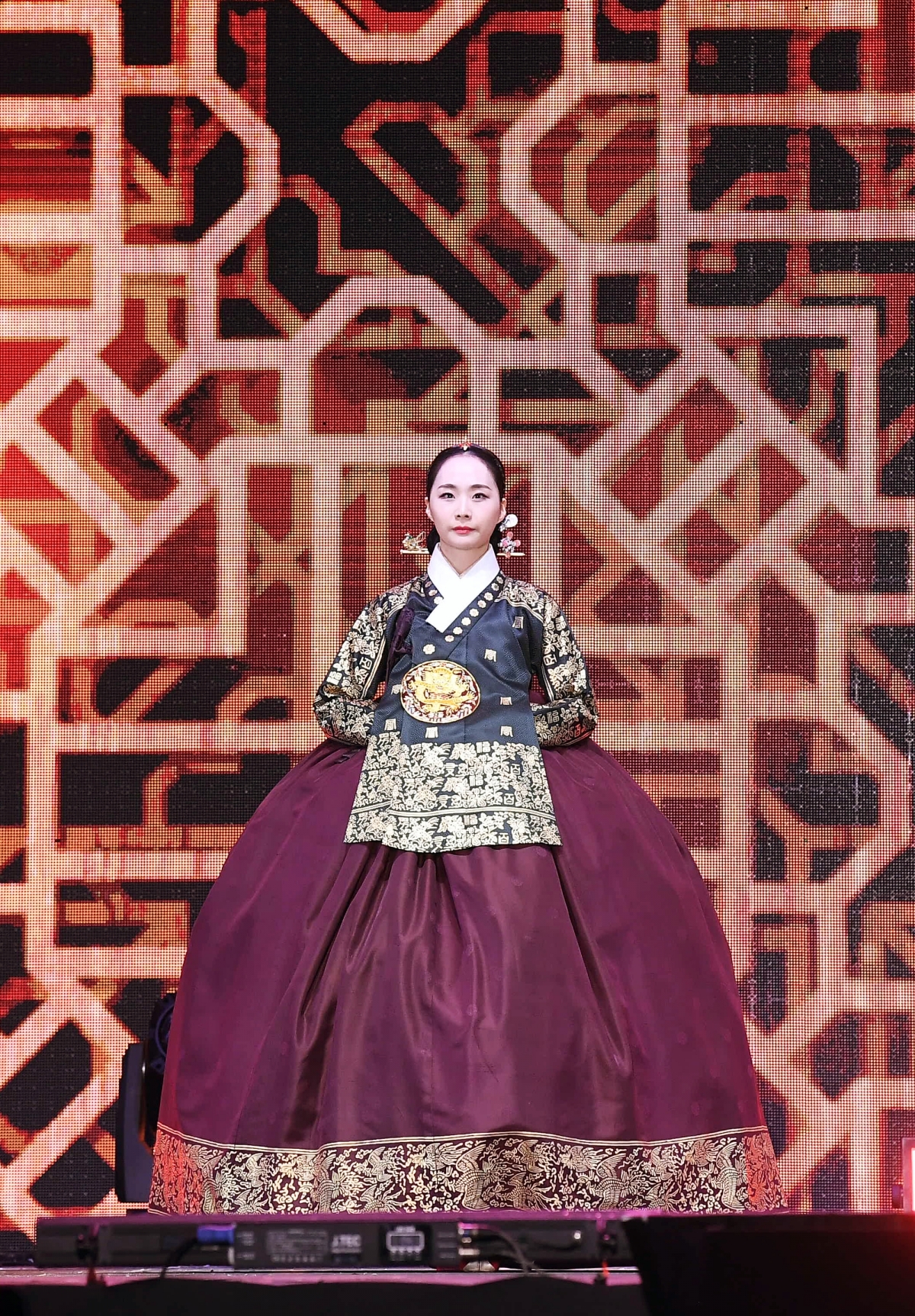 Hanbok được kết cấu theo kiểu “trên hẹp, dưới rộng”. Tức phần áo và phần váy rời. Phần áo thường khá bó, được thắt nơ, phần váy rộng và xòe. Phần áo và chân váy của hanbok thường khác màu nhau và bạn phải biết kết hợp màu sắc để trang phục không bị lòe loẹt nhưng vẫn tôn được nét duyên dáng của người phụ nữ. Nhiều trang phục còn thêu hoặc in hình thù họa tiết khiến hanbok càng trở nên bắt mắt hơn.