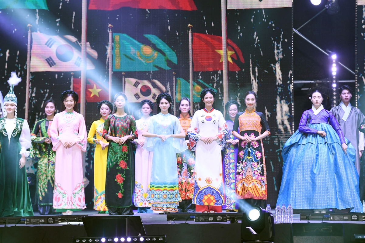 Áo dài này nằm trong bộ sưu tập áo dài được thiết kế hoa văn họa tiết Gyeongbokgung đặc trưng của Hàn Quốc.