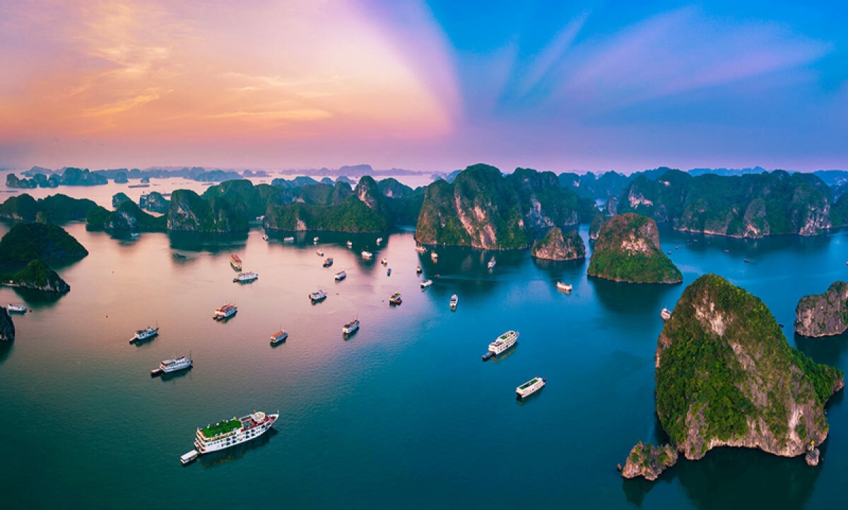 Vịnh Hạ Long là một trong những điểm du lịch luôn thu hút du khách trong và ngoài nước.