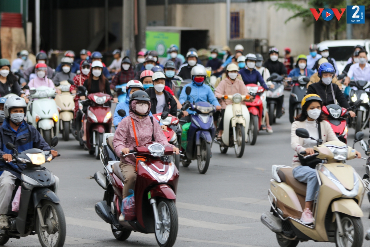 Những chiếc áo len, áo khoác mỏng tô điểm các con phố.