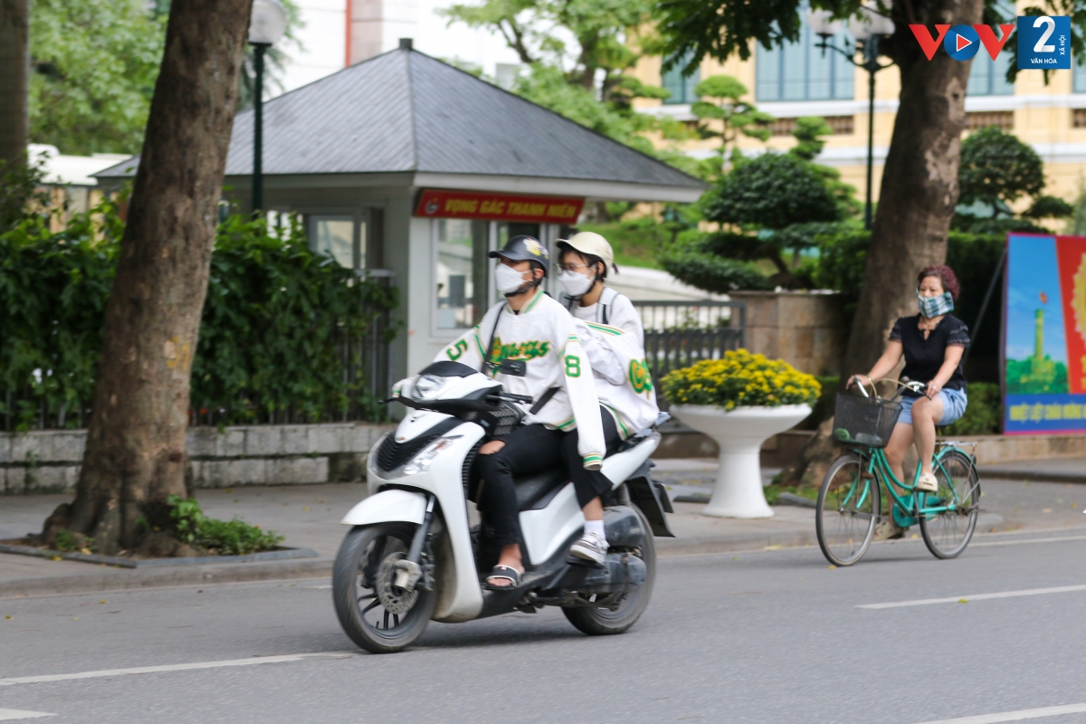 Đôi bạn lựa chọn trang phục thích hợp với thời tiết gió lạnh.