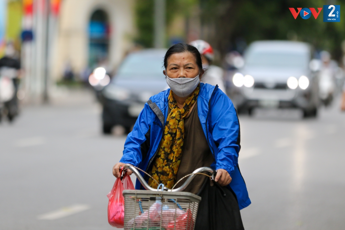 Nhiều người quàng thêm chiếc khăn để tránh gió lạnh.