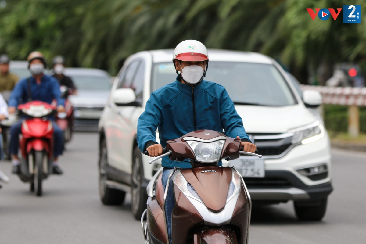 Theo trung tâm Dự báo Khí tượng Thủy văn Quốc gia, sáng sớm nay (10/10), không khí lạnh đã ảnh hưởng đến hầu hết các tỉnh Bắc Bộ, Bắc Trung Bộ và một số nơi ở Trung Trung Bộ. Ở Vịnh Bắc Bộ đã có gió Đông Bắc mạnh cấp 7, giật cấp 9, biển động mạnh.