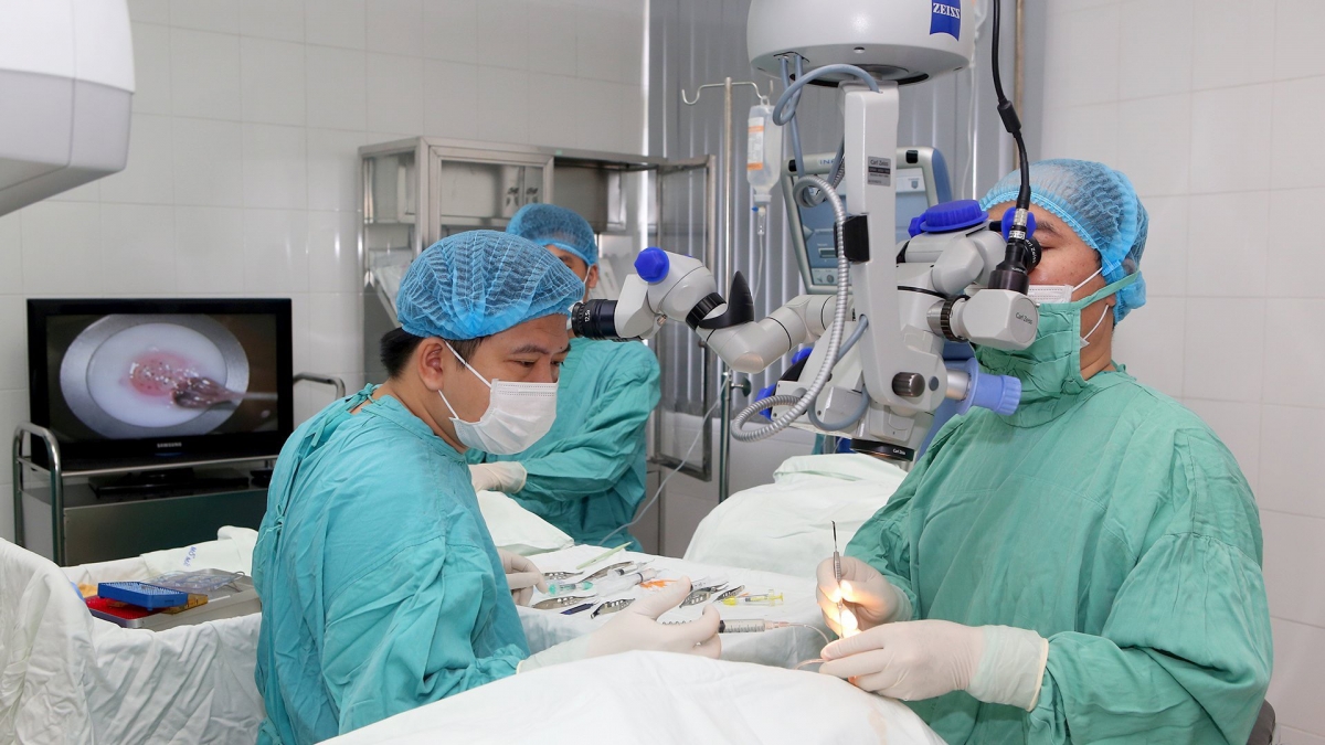 Các bác sĩ tiến hành ghép giác mạc cho 2 bệnh nhân