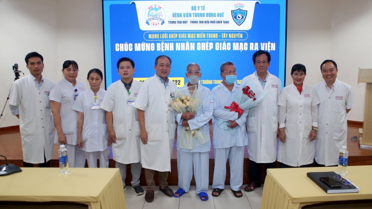 Các y, bác sĩ tặng hoa cho 2 bệnh nhân vừa được ghép giác mạc tại buổi ra viện