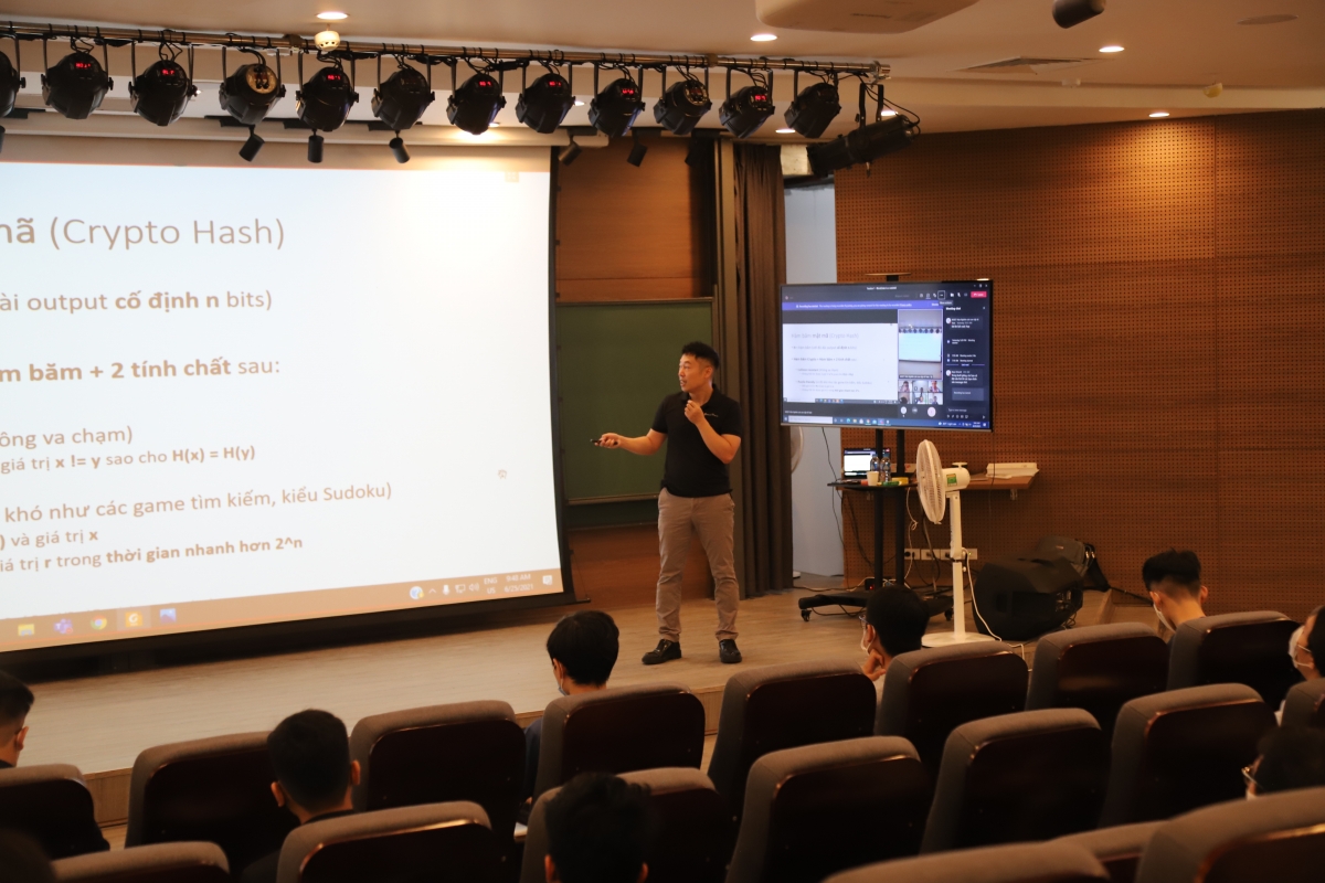 GS Đức Trần đang trình bày về Blockchain và Fintech tại Diễn đàn Công nghệ Tài chính - xu hướng thế giới và thực tiễn Việt Nam ( Hà Nội, tháng 10 năm 2022 )
