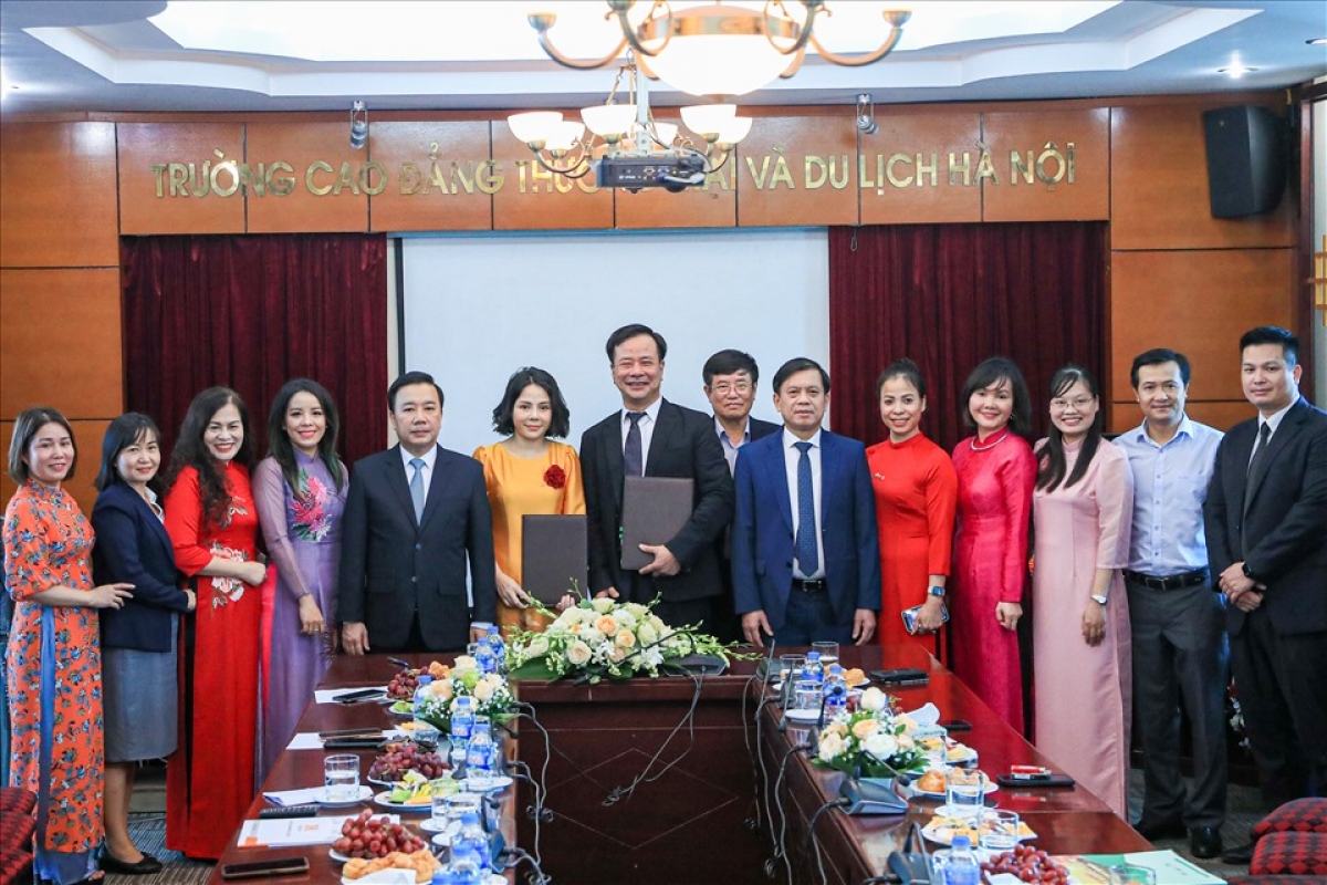 Thứ trưởng Bộ LĐ-TB&XH Nguyễn Bá Hoan và Phó Chủ tịch UBND TP. Hà Nội Chử Xuân Dũng chứng kiến Lễ ký kết thoả thuận hợp tác giữa Trường Cao đẳng HCCT và Tập đoàn JHL