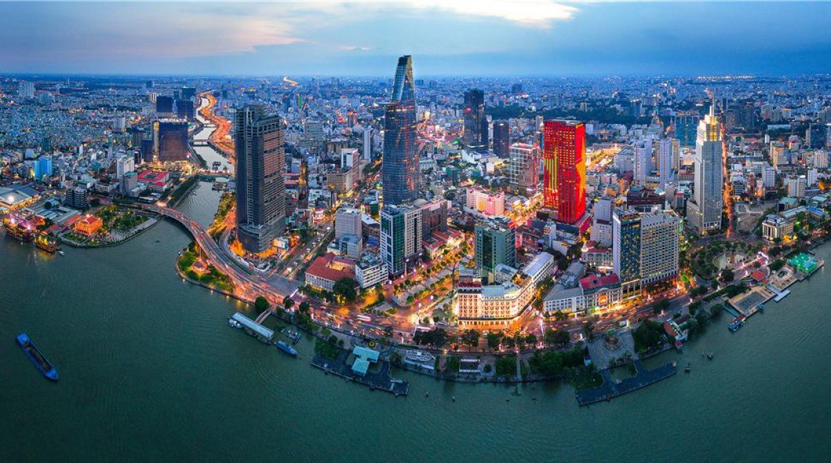 Du khách sẽ có cơ hội trải nghiệm cuộc sống sôi động ở TP. Hồ Chí Minh với những công trình kiến trúc, di tích lịch sử nổi tiếng như Bảo tàng Chứng tích chiến tranh, Nhà thờ Đức Bà, Dinh Độc Lập…
